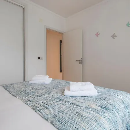 Lovelystay - Family-friendly Downtown Apartment